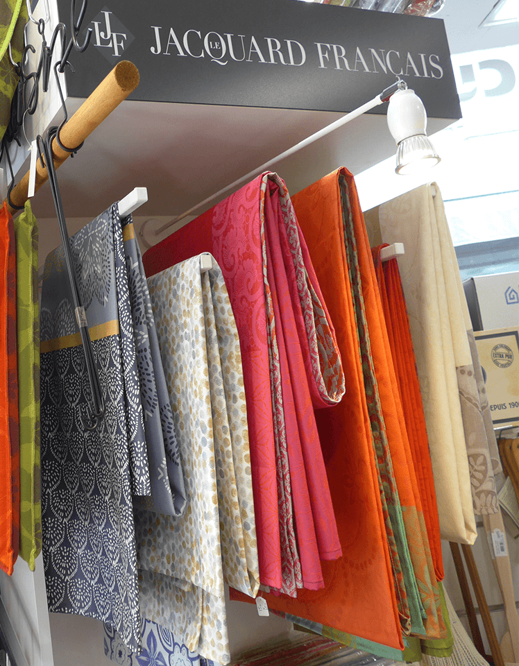 Nappe et textile le jacquard français à la droguerie annexe d'Hyères